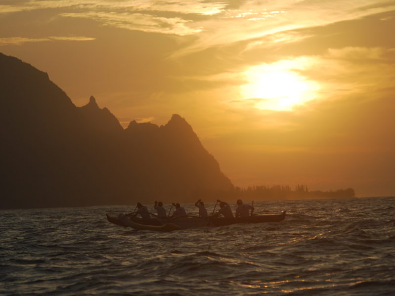 sortie coucher de soleil en pirogue hawaïenne avec Evolution 2 Pays Basque
